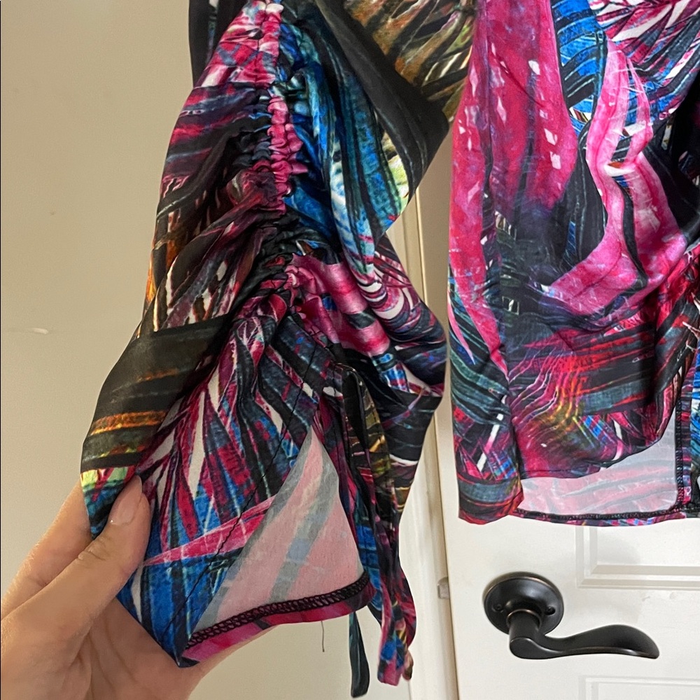PrettyLittleThing Colorful Abstract Top - Picture 3 of 4